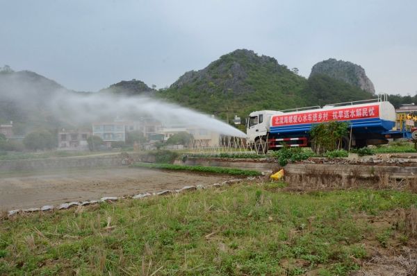 北流海螺開展愛心水車進(jìn)鄉(xiāng)村活動,幫助群眾澆灌土地_副本 北流海螺開展愛心水車進(jìn)鄉(xiāng)村活動,幫助群眾澆灌土地_副本